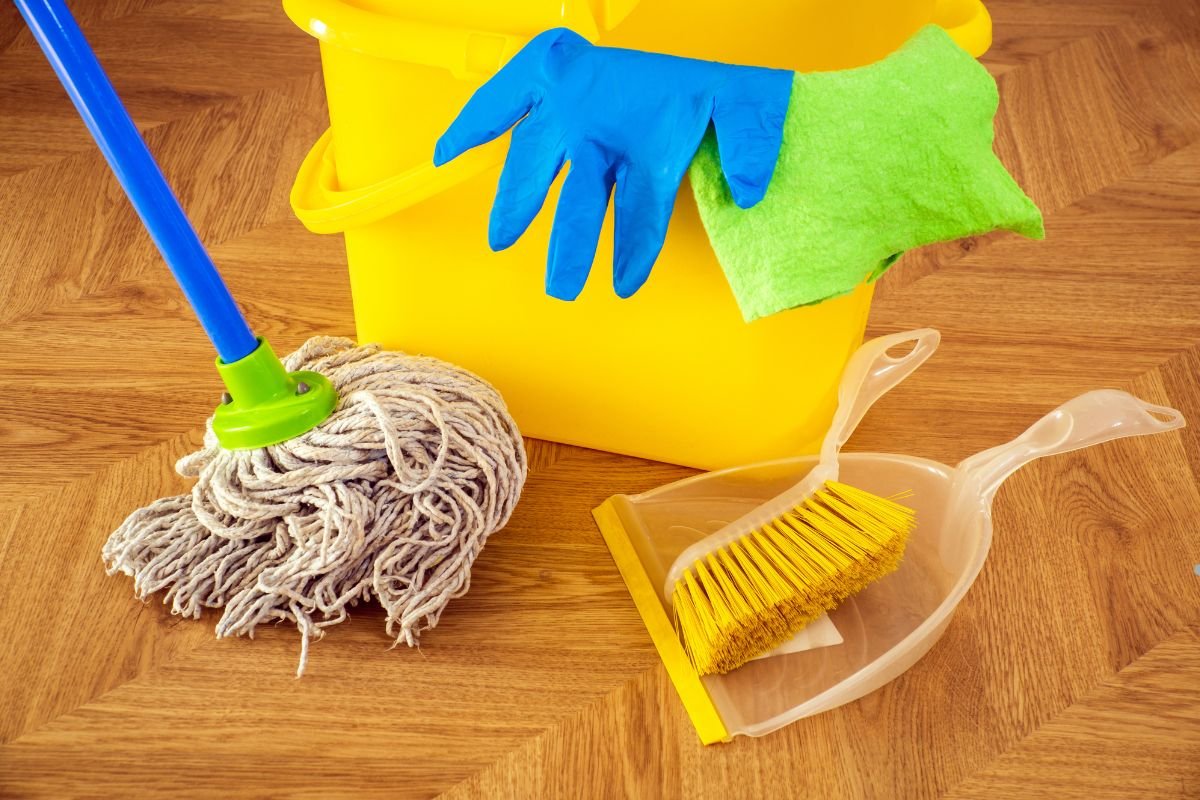 Choosing the Right Tools for Dry Mopping 